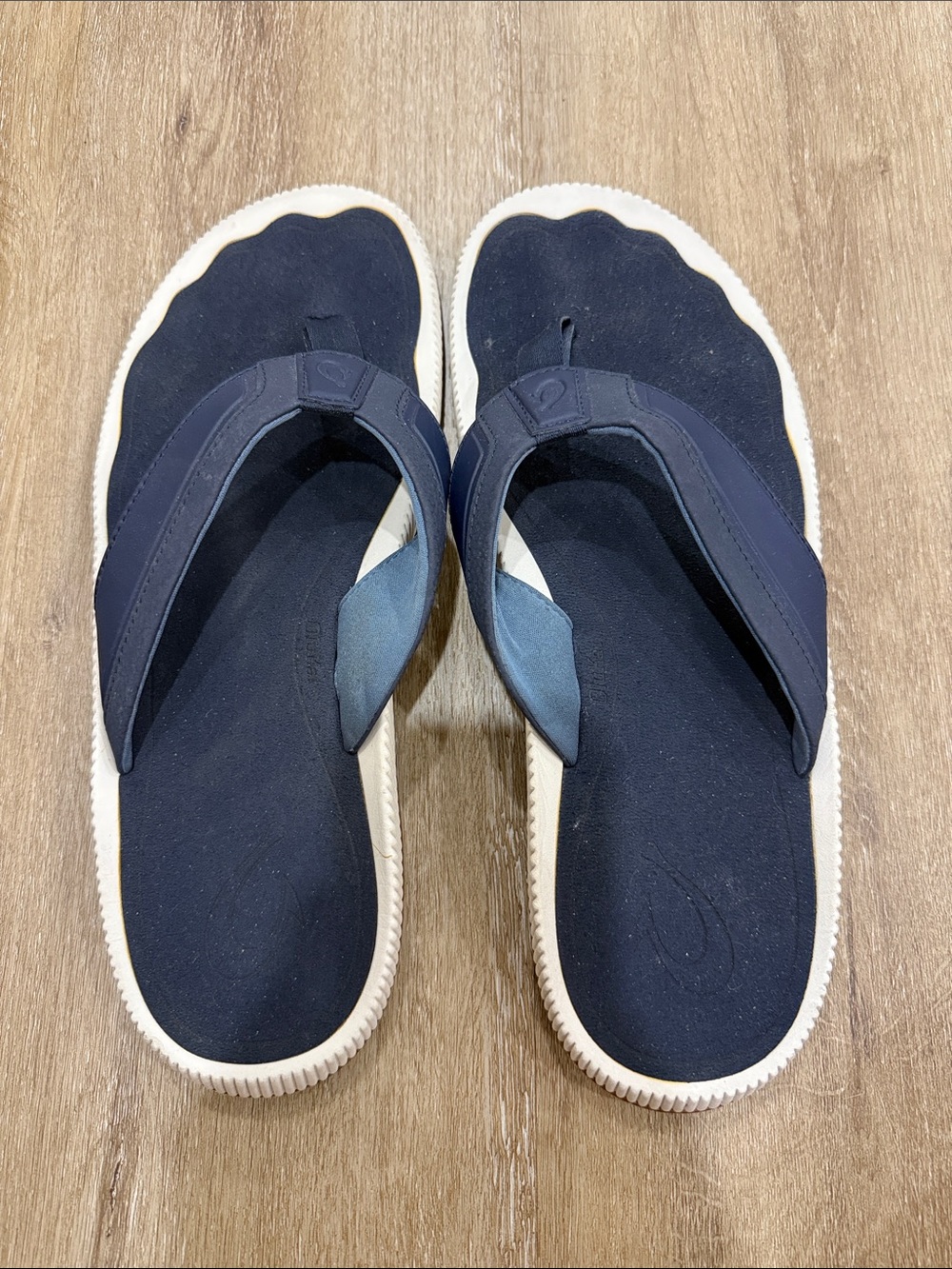 OluKai Men's Navy and White Flip Flop Sandals